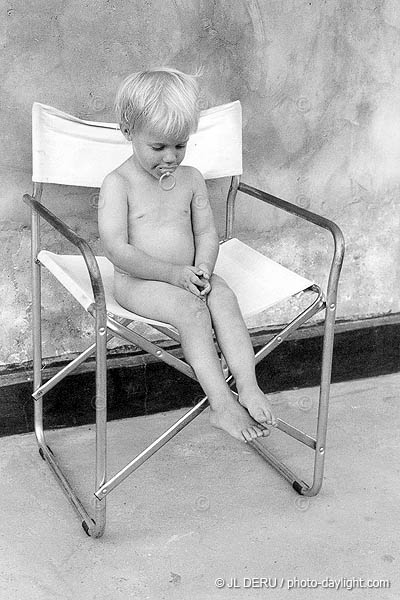 petit garon sur une chaise - little boy on a chair